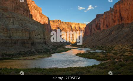 Vue sur le fleuve Colorado serpentant à travers le parc national du Grand Canyon depuis le sentier jusqu'aux greniers Nankoweap. Banque D'Images