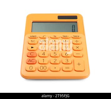 Calculatrice orange isolée sur blanc. Papeterie de bureau Banque D'Images