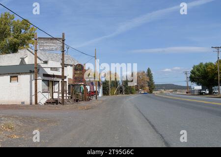 Canby, Californie, États-Unis - 14 octobre 2023 ; California Highway 299 passant par Canby avec un ancien hôtel Banque D'Images