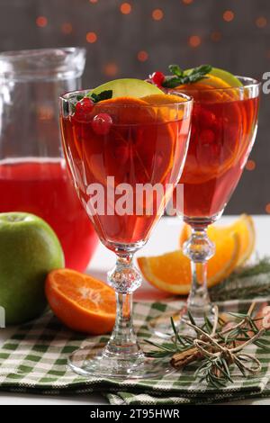 Cocktail Sangria de Noël dans des verres et des ingrédients sur la table Banque D'Images