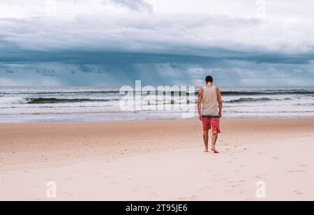 portrait de personne marchant sur la plage et regardant l'horizon Banque D'Images