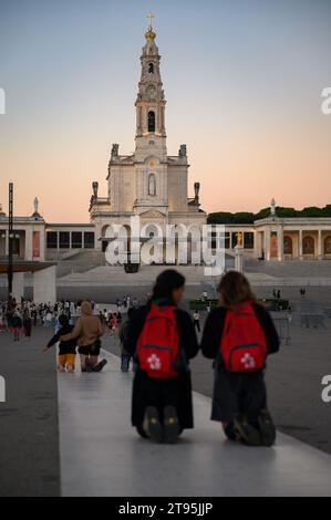 Les gens marchent le chemin pénitenciel à genoux vers la chapelle des apparitions. Sanctuaire de notre-Dame du Rosaire de Fátima à Fátima, Portugal. Banque D'Images