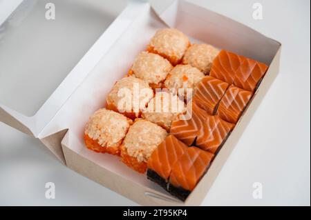 Boîte artisanale avec des rouleaux sur une table blanche. Banque D'Images