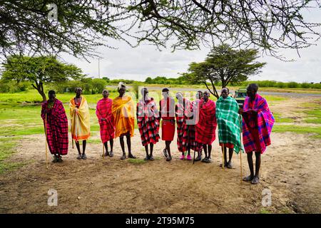 Maasai Mara, Kenya, 25-décembre-2020 - Un groupe de jeunes guerriers Massaï interprètent une chanson traditionnelle et montrent leur athlétisme en faisant des sauts debout Banque D'Images