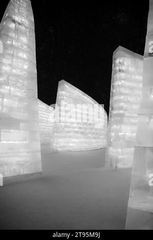 HARBIN, CHINE - 1 janvier 2022 : image verticale des spectaculaires sculptures de glace blanche illuminées au Festival de glace et neige de Harbin à Harbin, Hei Banque D'Images