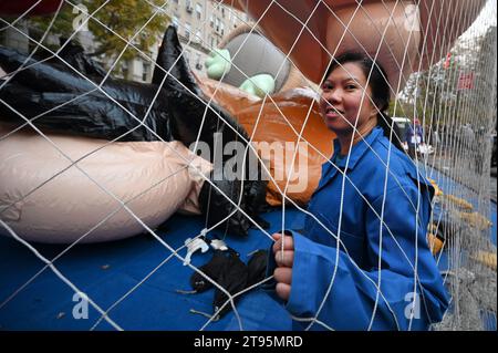 New York, États-Unis. 22 novembre 2023. Anne Cheung, membre de l'équipe d'inflation Macy, travaille sur le gonflage du nouveau ballon Monkey D. Luffy avant le 97e défilé Macy's Thanksgiving Day Parade, dans l'Upper West Side de Manhattan, New York, NY, le 22 novembre 2023. (Photo Anthony Behar/Sipa USA) crédit : SIPA USA/Alamy Live News Banque D'Images