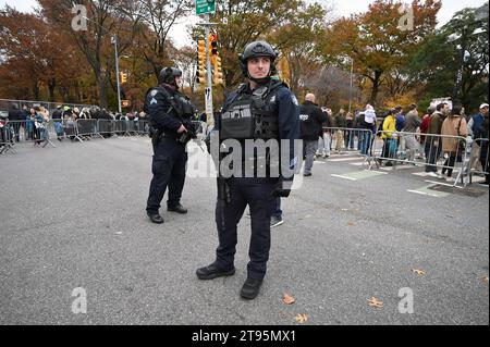 New York, États-Unis. 22 novembre 2023. Deux membres de l'unité de lutte contre le terrorisme de la police de New York surveillent les foules alors qu'ils regardent les ballons gonflés à la veille du 97th Macy's Thanksgiving Day Parade, dans l'Upper West Side de Manhattan, New York, NY, le 22 novembre 2023. (Photo Anthony Behar/Sipa USA) crédit : SIPA USA/Alamy Live News Banque D'Images