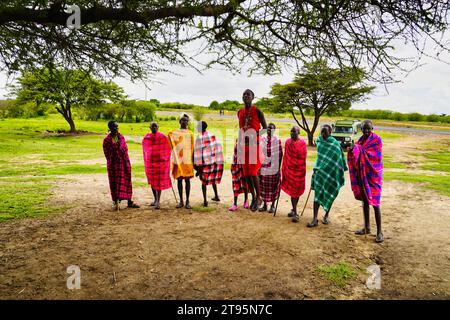 Maasai Mara, Kenya, 25-décembre-2020 - Un groupe de jeunes guerriers Massaï interprètent une chanson traditionnelle et montrent leur athlétisme en faisant des sauts debout Banque D'Images