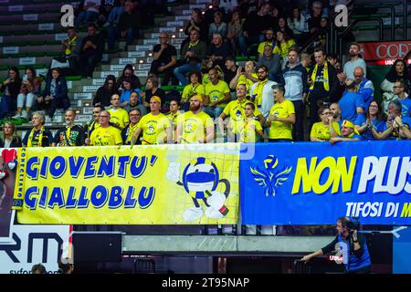 Trévise, Italie. 22 novembre 2023. Fans du Prosecco Doc Imoco Conegliano vus avant le match de volley-ball LVF Serie A1 2023/24 entre le Prosecco Doc Imoco Conegliano et le Roma volley Club au stade Palaverde. Score final : Prosecco Doc Imoco Conegliano 3:0 Roma volley Club. (Photo Alberto Gardin/SOPA Images/Sipa USA) crédit : SIPA USA/Alamy Live News Banque D'Images