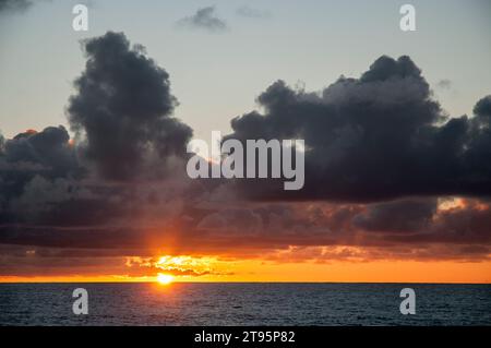 Coucher de soleil tropical en mer, au large des îles Salomon dans le Pacifique Sud Banque D'Images