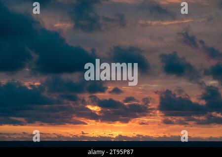 Coucher de soleil tropical en mer, au large des îles Salomon dans le Pacifique Sud Banque D'Images