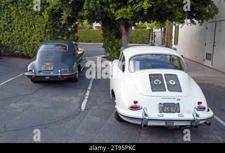 Les voitures de sport Porsche vintage se sont rassemblées pour un rallye à Palm Springs, Californie, États-Unis Banque D'Images