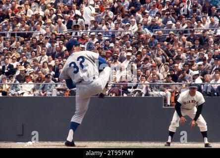 SAN FRANCISCO, CA - le 21 mai : Sandy Koufax Pitcher # 32 de les Dodgers de Los Angeles s'apprête à jeter le terrain pendant un match contre les MLB Giants de San Francisco le 21 mai 1961 au Candlestick Park de San Francisco, en Californie. (Photo de Hy Peskin) *** légende locale *** Sandy Koufax Banque D'Images