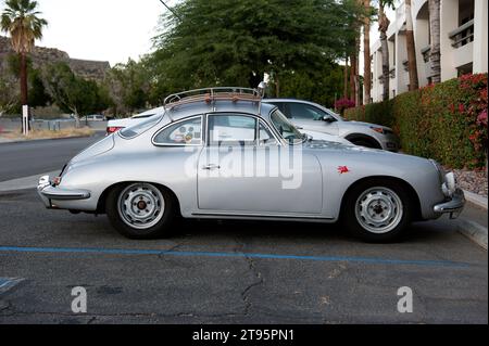 Les voitures de sport Porsche vintage se réunissent pour un rallye à Palm Springs, Californie, États-Unis Banque D'Images