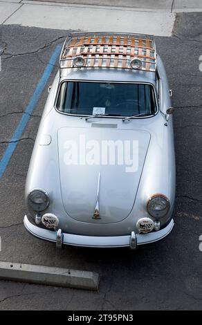 Les voitures de sport Porsche vintage se réunissent pour un rallye à Palm Springs, Californie, États-Unis Banque D'Images