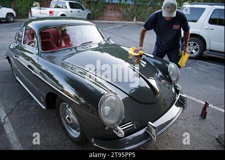 Les collectionneurs de voitures de sport Porsche vintage se réunissent pour un rallye à Palm Springs, Californie, États-Unis Banque D'Images