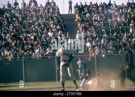 SAN FRANCISCO, CA - 30 MAI : Willie Mays #24 des Giants de San Francisco vole la deuxième base alors que Ernie Banks #14 des Cubs de Chicago regarde lors d'un match MLB le 30 mai 1960 au Candlestick Park à San Francisco, Californie. (Photo de Hy Peskin) *** Légende locale *** Ernie Banks;Willie Mays Banque D'Images