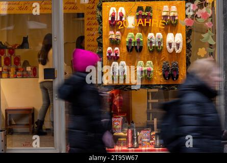 Munich, Allemagne. 22 novembre 2023. Promenez-vous dans la zone piétonne d'avant Noël dans le centre-ville de Munich. Crédit : Peter Kneffel/dpa/Alamy Live News Banque D'Images