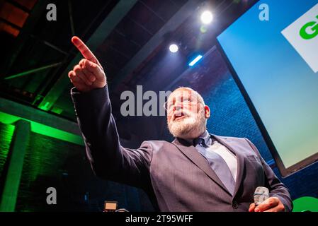 Amsterdam, Hollande du Sud, pays-Bas. 22 novembre 2023. FRANS TIMMERMANS, chef du parti Partij van de Arbeid, s'adresse à un public de partisans alors que les pays-Bas organisaient leurs élections législatives nationales. À Amsterdam, les membres et électeurs de GroenLink et Partij van de Arbeid se sont joints pour regarder les résultats dès leur publication. (Image de crédit : © James Petermeier/ZUMA Press Wire) USAGE ÉDITORIAL SEULEMENT! Non destiné à UN USAGE commercial ! Banque D'Images