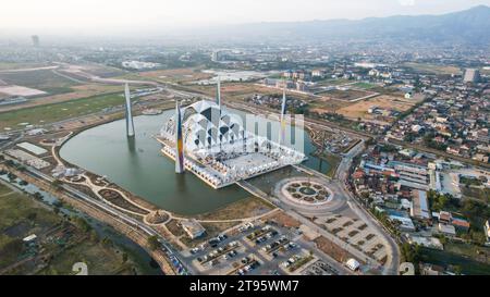 Vue aérienne montrer Al Jabbar Grande Mosquée un point de repère et icône de la province de Java Ouest. Banque D'Images