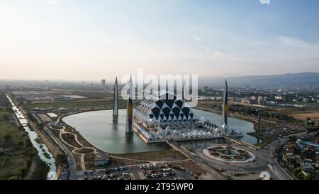 Vue aérienne montrer Al Jabbar Grande Mosquée un point de repère et icône de la province de Java Ouest. Banque D'Images