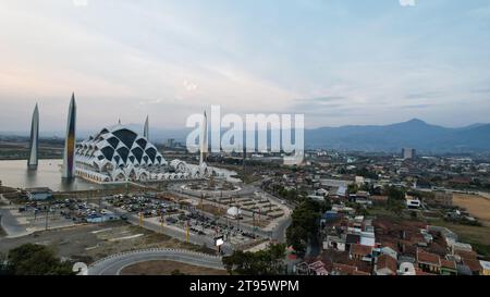 Vue aérienne montrer Al Jabbar Grande Mosquée un point de repère et icône de la province de Java Ouest. Banque D'Images