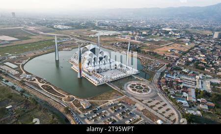 Vue aérienne montrer Al Jabbar Grande Mosquée un point de repère et icône de la province de Java Ouest. Banque D'Images