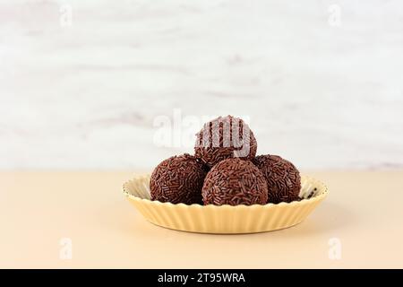 Brigadeiro ou Brigadier Bola meses, Goumert Egg Chocolate Tradition au Brésil. Copier l'espace pour le texte Banque D'Images