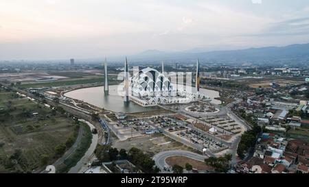 Vue aérienne montrer Al Jabbar Grande Mosquée un point de repère et icône de la province de Java Ouest. Banque D'Images