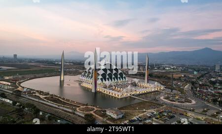 Vue aérienne montrer Al Jabbar Grande Mosquée un point de repère et icône de la province de Java Ouest. Banque D'Images