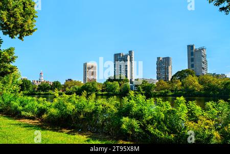 Bâtiments à Cambridge depuis le bord de la rivière Charles dans le Massachusetts, États-Unis Banque D'Images