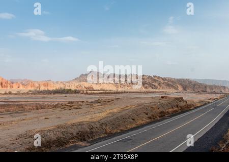 Routes dans les déserts arides du Xinjiang, Chine Banque D'Images