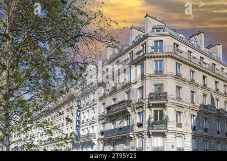 Paris, façade typique, bel immeuble dans le Marais avec enseigne hôtel Banque D'Images