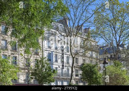 Paris, façade typique, bel immeuble dans le Marais avec enseigne hôtel Banque D'Images