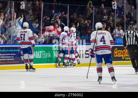 Rochester, New York, États-Unis. 25 novembre 2023. Les joueurs américains de Rochester célèbrent un but en première période contre le Rocket de Laval. Les Américains de Rochester ont accueilli le Rocket de Laval dans un match de la Ligue américaine de hockey au Blue Cross Arena de Rochester, New York. (Jonathan Tenca/CSM). Crédit : csm/Alamy Live News Banque D'Images