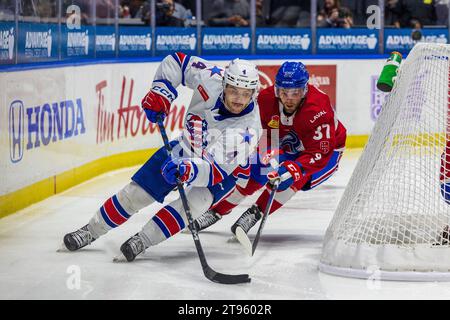 Rochester, New York, États-Unis. 25 novembre 2023. Le défenseur américain de Rochester Jeremy Davies (4) patine en deuxième période contre le Rocket de Laval. Les Américains de Rochester ont accueilli le Rocket de Laval dans un match de la Ligue américaine de hockey au Blue Cross Arena de Rochester, New York. (Jonathan Tenca/CSM). Crédit : csm/Alamy Live News Banque D'Images