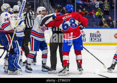 Rochester, New York, États-Unis. 25 novembre 2023. L'attaquant américain de Rochester Mason Jobst (26) combat en troisième période contre le Rocket de Laval. Les Américains de Rochester ont accueilli le Rocket de Laval dans un match de la Ligue américaine de hockey au Blue Cross Arena de Rochester, New York. (Jonathan Tenca/CSM). Crédit : csm/Alamy Live News Banque D'Images