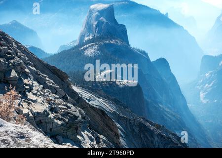 Granite Mountain Peak Half Dome vue arrière. Vue aérienne surréaliste du paysage de la vallée du parc national de Yosemite, remplie de brume de fumée de feu contrôlée Banque D'Images