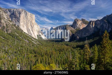 Panorama du parc national de Yosemite, vue panoramique sur le tunnel routier. Paysage célèbre Half Dome Granite Mountain Peak, Sierra Nevada Forest Valley Banque D'Images