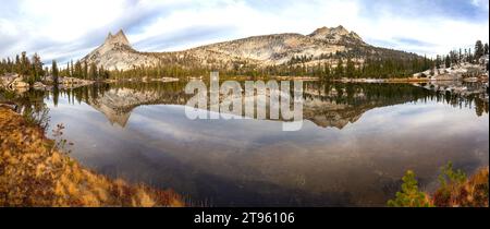 Sierra Nevada Granite Mountain pics reflétés dans Upper Cathedral Lake Calm Water. Symétrie dans la nature, Parc National Yosemite Paysage panoramique Banque D'Images