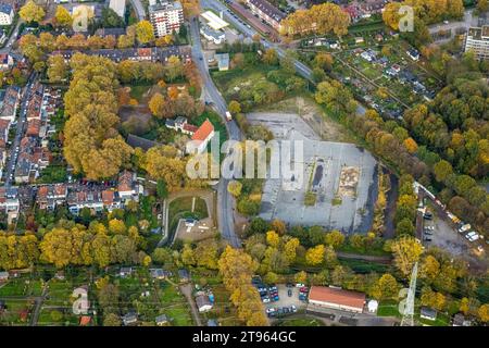 Luftbild, Brachfläche am Junkerweg, gegenüber das Haus Leithe ehemaliger Adelssitz und Sehenswürdigkeit, Wohngebiet umgeben von herbstlichen Laubbäumen, Neustadt, Gelsenkirchen, Ruhrgebiet, Nordrhein-Westfalen, Deutschland ACHTUNGxMINDESTHONORARx60xEURO *** vue aérienne, terrain en jachère sur Junkerweg, en face de Haus Leithe ancienne résidence aristocratique et monument, quartier résidentiel entouré d'arbres à feuilles caduques automnaux, Neustadt, Gelsenkirchen, région de la Ruhr, Rhénanie du Nord-Westphalie, Allemagne ACHTUNGxMINDESTHONORARx60xEURO crédit : Imago/Alamy Live News Banque D'Images