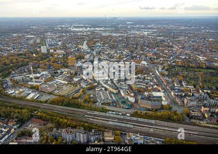 Luftbild, Hauptbahnhof Hbf und City InnesadtAnsicht mit Fernmeldeturm, Fußgängerzone und Fernsicht, umgeben von herbstlichen Laubbäumen, Altstadt, Gelsenkirchen, Ruhrgebiet, Nordrhein-Westfalen, Deutschland ACHTUNGxMINDESTHONORARx60xEURO *** vue aérienne, gare centrale Hbf et ville InnesadtView avec tour de télécommunications, zone piétonne et vue lointaine, entouré d'arbres à feuilles caduques automnales, vieille ville, Gelsenkirchen, région de la Ruhr, Rhénanie du Nord-Westphalie, Allemagne ACHTUNGxMINDESTHONORARx60xEURO crédit : Imago/Alamy Live News Banque D'Images