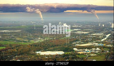 Luftbild, Fernsicht über Ortsteil Bismarck mit Blick vom Hafen Grimberg bis zum STEAG Heizkraftwerk Herne, mit Rauchwolken von Kraftwerken und dramatischer Wolkenbildung, umgeben von herbstlichen Laubbäumen, Bismarck, Gelsenkirchen, Ruhrgebiet, Nordrhein-Westfalen, Deutschland ACHTUNGxMINDESTHONORARx60xEURO *** vue aérienne, vue lointaine sur le quartier Bismarck avec vue du port Grimberg à la centrale thermique STEAG Herne, avec des nuages de fumée des centrales électriques et la formation spectaculaire de nuages, entouré d'arbres décidus automnaux, Bismarck, Gelsenkirchen, région de Ruhr, Rhénanie du Nord-Westphalie Banque D'Images