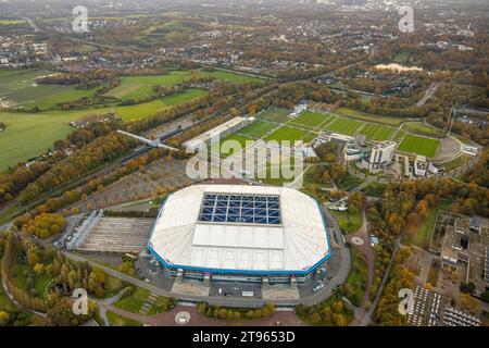 Luftbild, Bundesligastadion Veltins-Arena des FC Schalke 04, auch Arena AufSchalke Fußballstadion, mit geöffnetem Dach, Berger Feld mit Trainingsplätzen und Hotelanlagen, umgeben von herbstlichen Laubbäumen, Erle, Gelsenkirchen, Ruhrgebiet, Nordrhein-Westfalen, Deutschland ACHTUNGxMINDESTHONORARx60xEURO *** vue aérienne, stade Bundesliga Veltins Arena of FC Schalke 04, également Arena AufSchalke stade de football, avec toit ouvert, Berger Feld avec terrains d'entraînement et installations de l'hôtel, entouré d'arbres caduques automnaux, Erle, Gelsenkirchen, Ruhr, Rhénanie du Nord-Westphalie, Allemagne ATTENTIONxMIN Banque D'Images