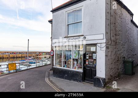 Village de pêcheurs Mousehole en Cornouailles, boutique de cadeaux Cat and Mouse à côté du port, Angleterre, Royaume-Uni, 2023 Banque D'Images