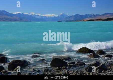 mont cook dans les alpes du sud sur une journée ensoleillée d'été, depuis le rivage rocheux du lac de couleur turquoise tekapo, près de twizel, sur l'île du sud de la nouvelle-zélande Banque D'Images