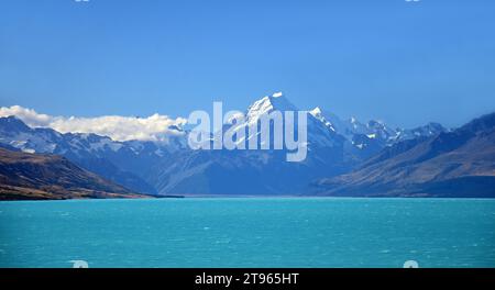 mont cook dans les alpes du sud sur une journée ensoleillée d'été, à travers les eaux turquoise du lac tekapo, près de twizel, sur l'île du sud de la nouvelle-zélande Banque D'Images