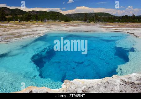 la source chaude de saphir bleu profond dans le bassin de biscuits du parc national de yellowstone, wyoming Banque D'Images