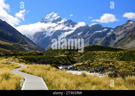 mount cook et la rivière hooker le long de la piste de la vallée hooker par une journée ensoleillée en été, près du village de mount cook sur l'île sud de la nouvelle-zélande Banque D'Images