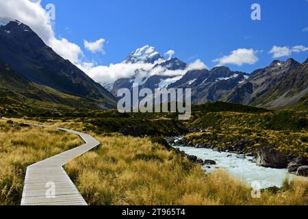 mount cook et la rivière hooker le long de la piste de la vallée hooker par une journée ensoleillée en été, près du village de mount cook sur l'île sud de la nouvelle-zélande Banque D'Images